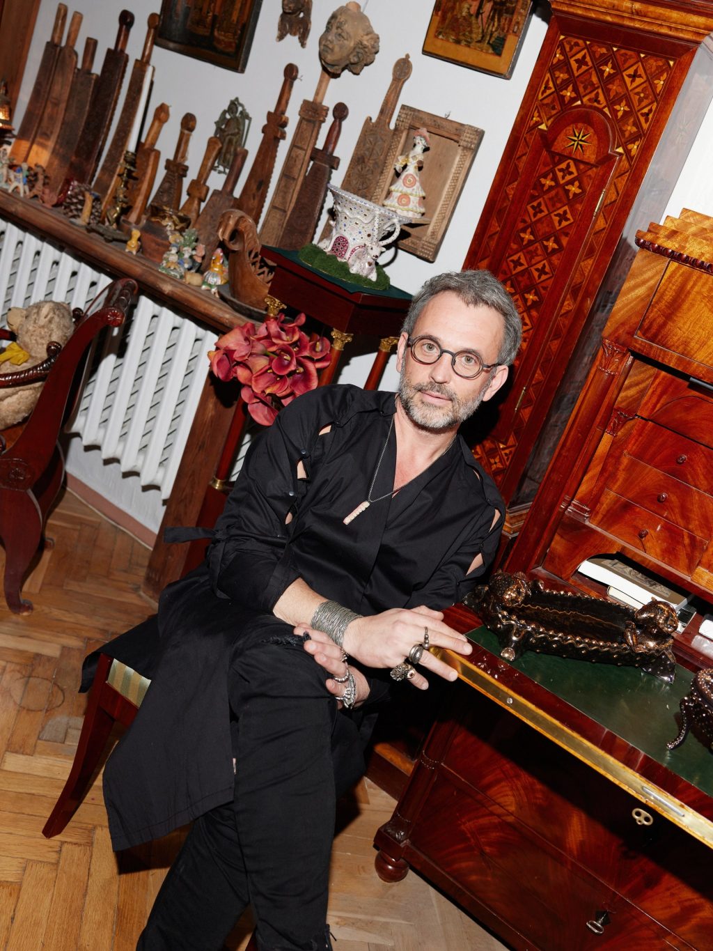 Қыздардың жыныс мүшесіне қол тигізген видеосы