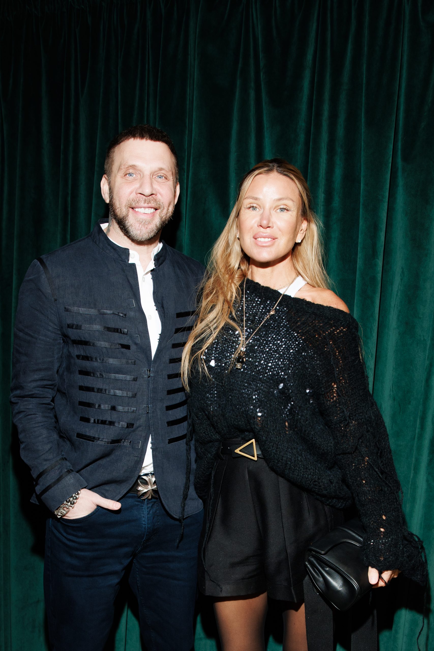 Арчи со спутницей