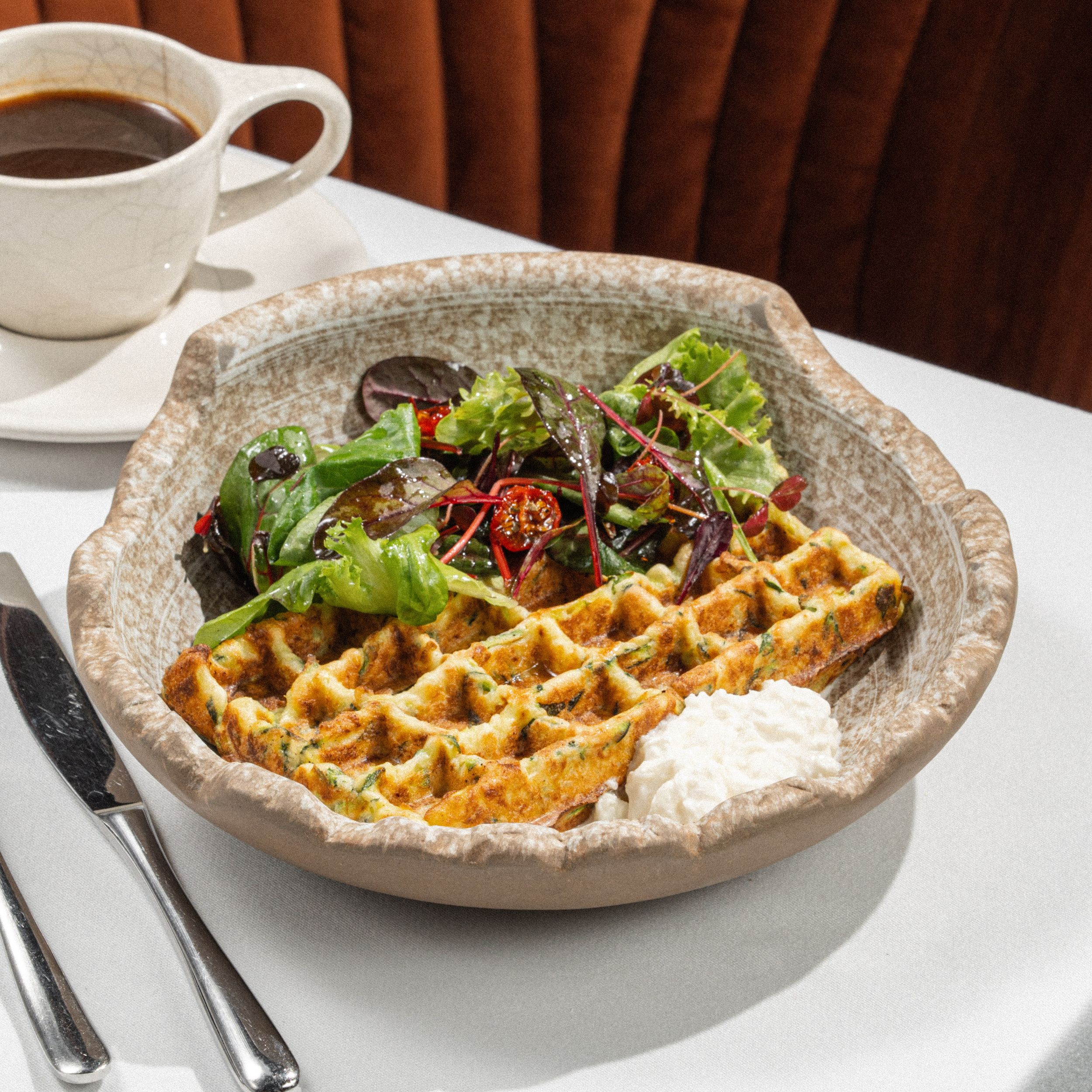 2. Кабачковые вафли со страчателлой и томатами 920₽