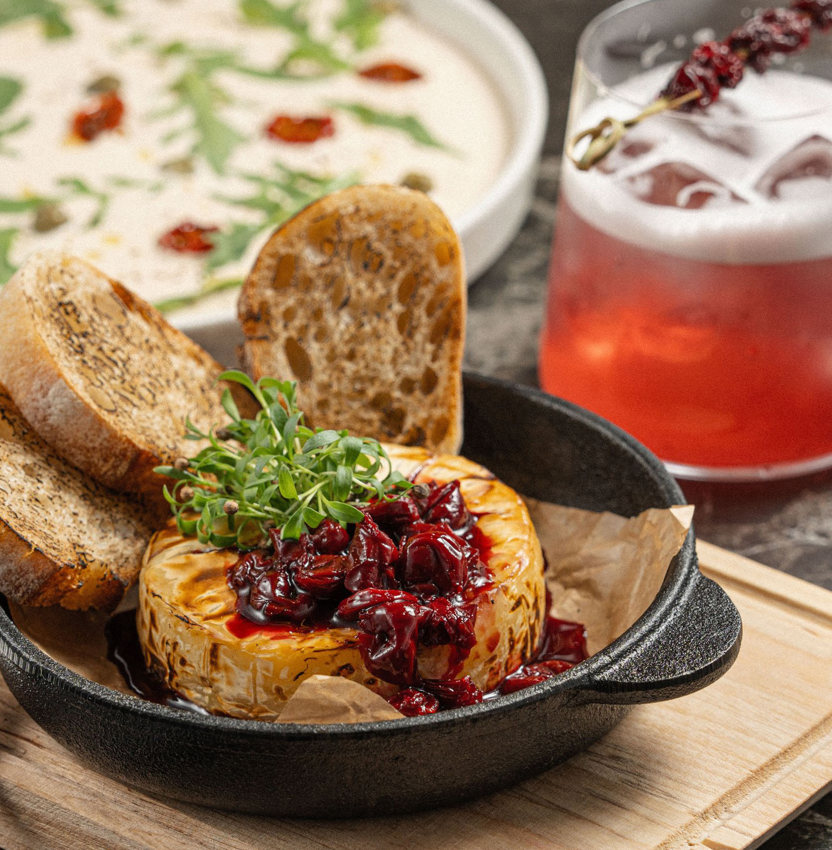 4. Запечённый камамбер с вишнёвым конфитюром 1050₽