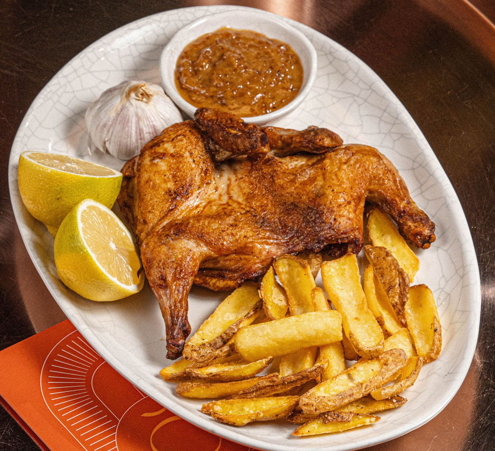 7. Лимонный цыплёнок с картофелем фри и запечённым чесноком 1300₽