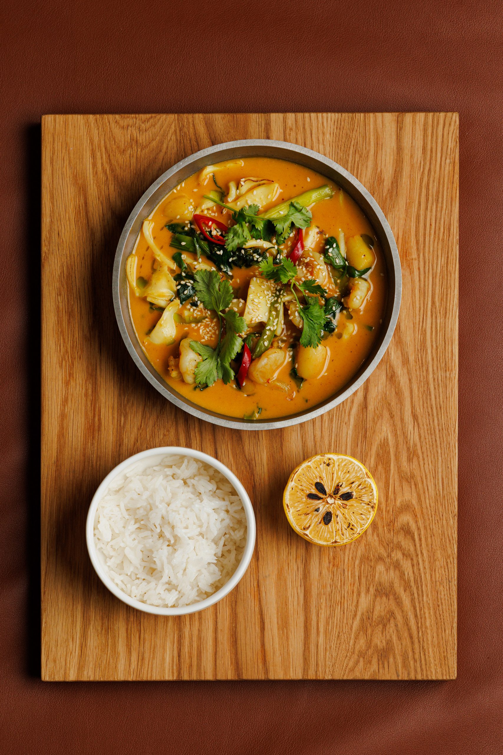 Морепродукты с соусом карри и рисом