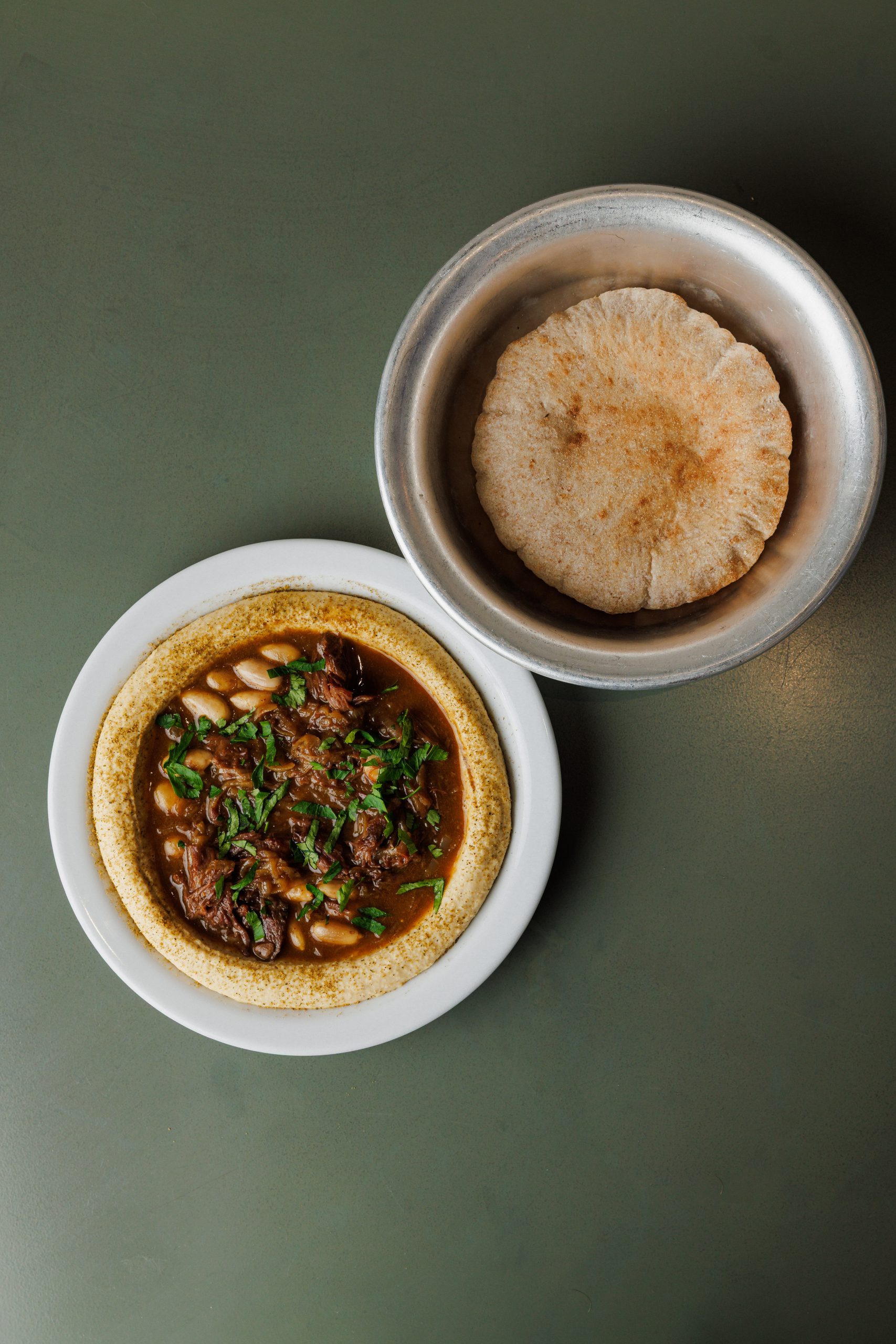 с рваной говядиной и миндалём 5