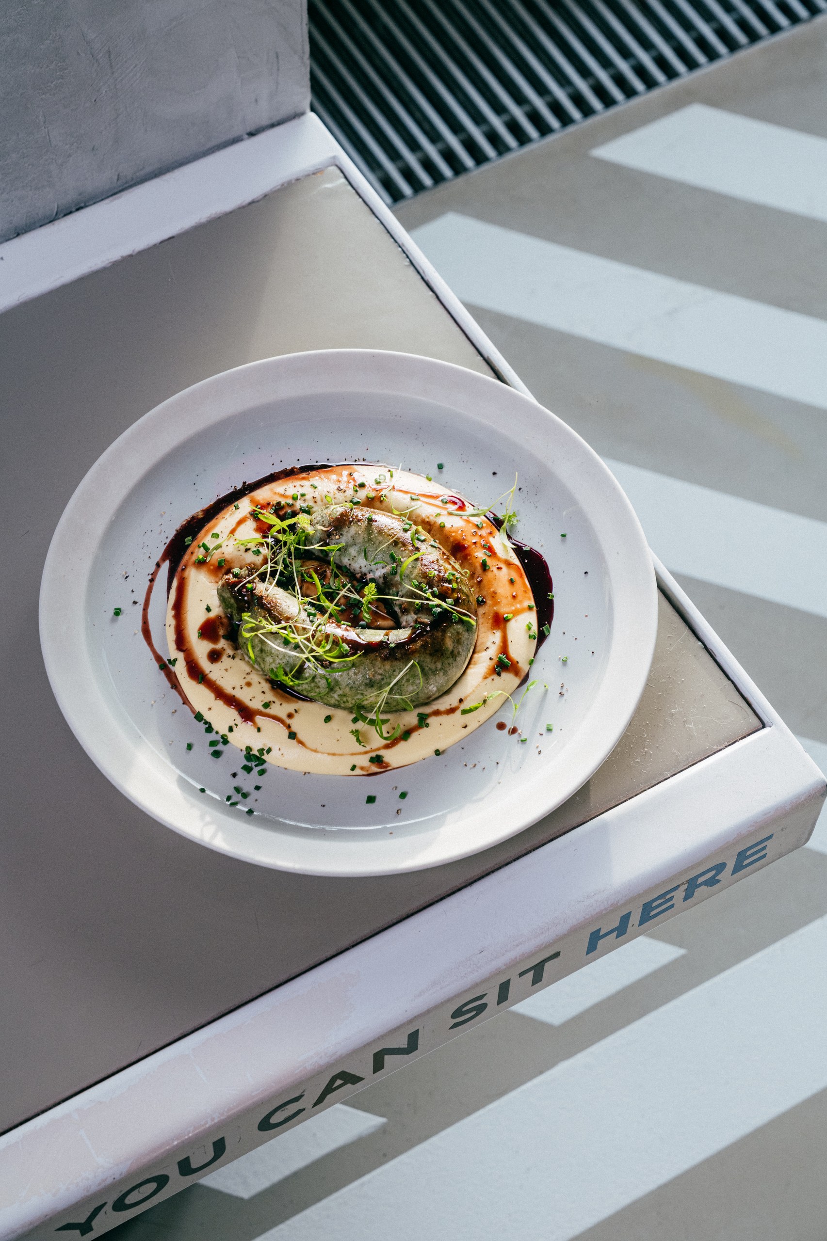 Чоризо верде со скордалией и белыми грибами