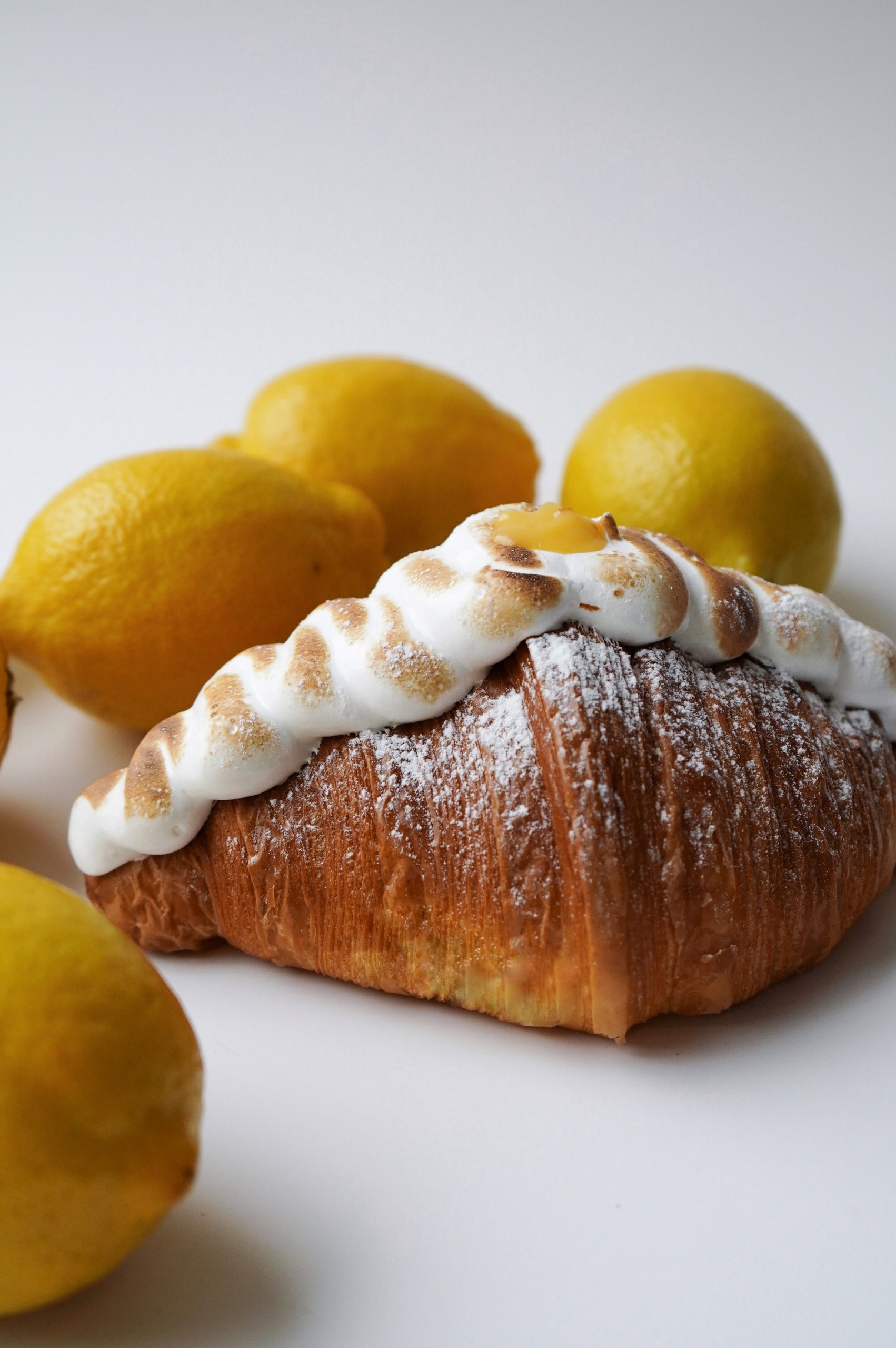 Croissant Atelier круассан Лимончелло (650 руб).