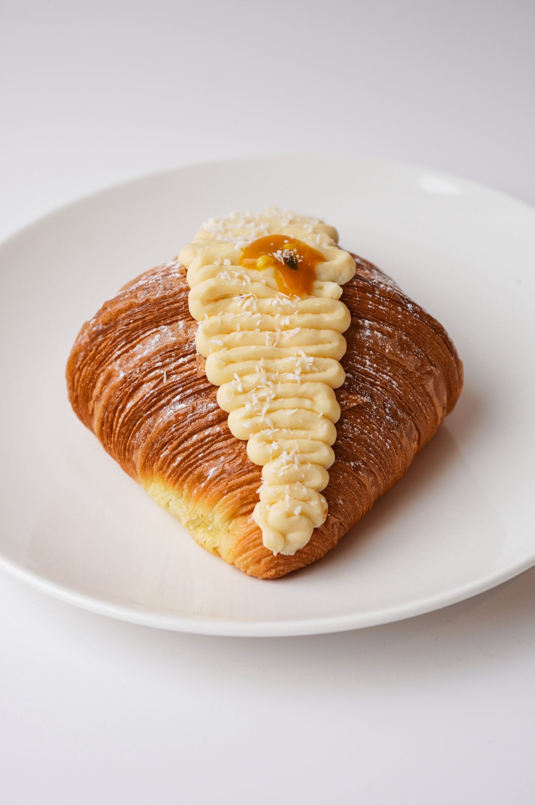 Croissant Atelier круассан манго-маракуйя (650 руб)