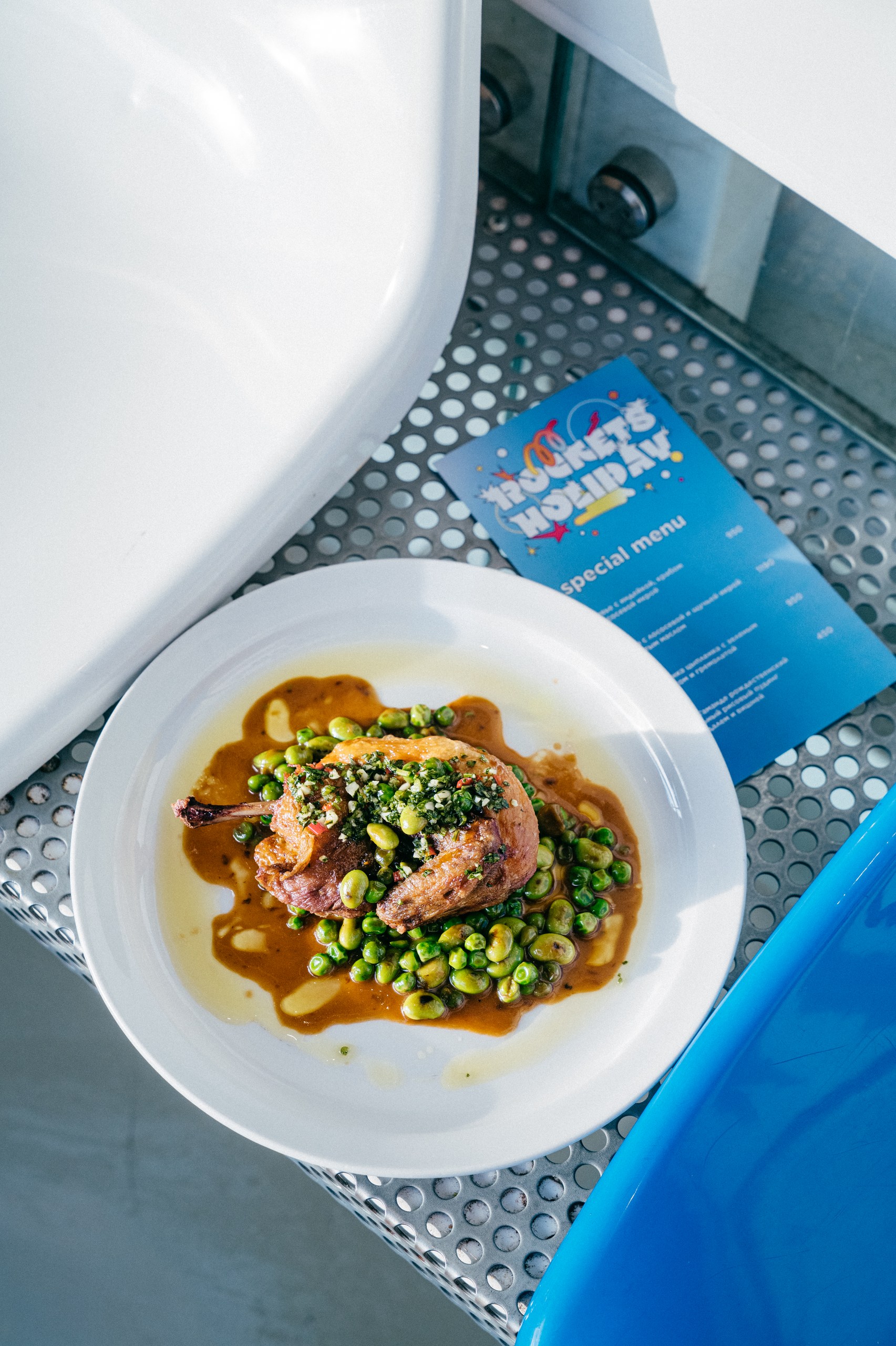 Половинка цыплёнка с зелёным горошком