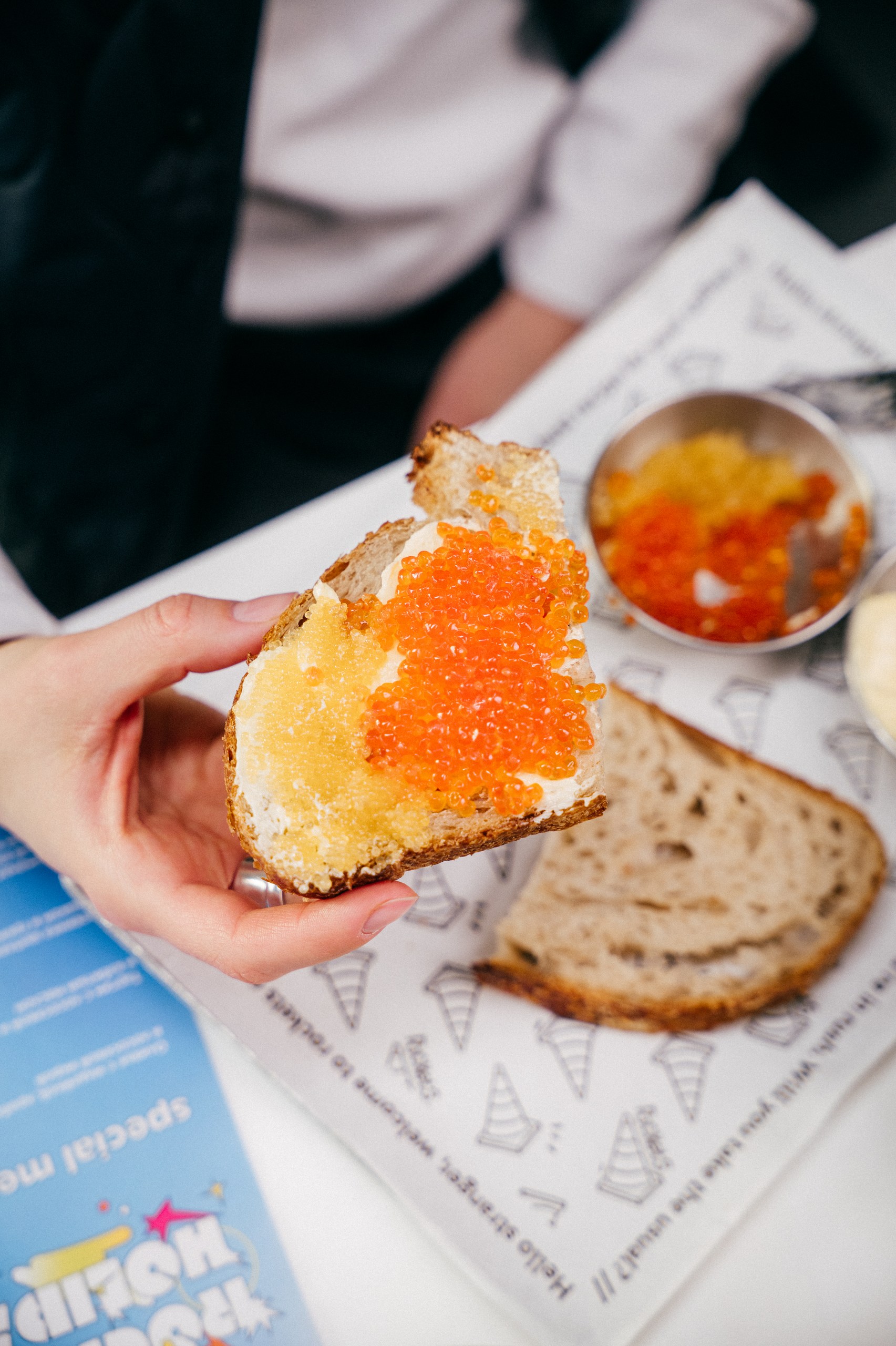 Тартин с лососевой и щучьей икрой и взбитым маслом