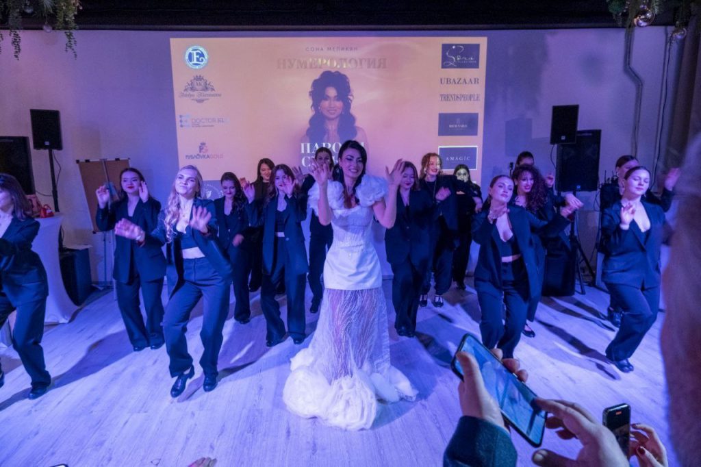 На фото: Сона Меликян и артисты Sona Dance Theatre